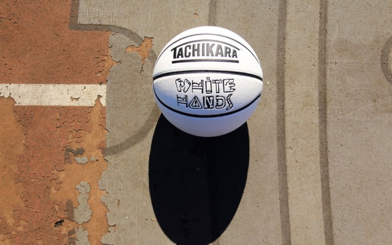 tachikara_basketball_whitehands