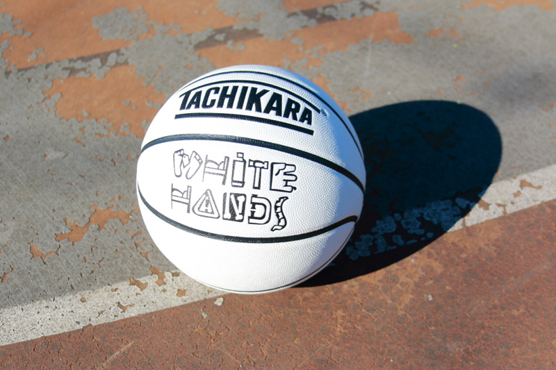 tachikara_basketball_whitehands